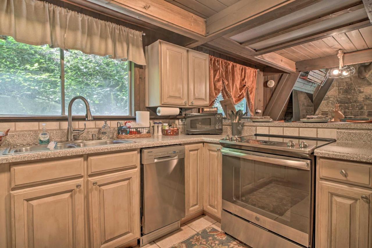 Snuggle Inn In The Heart Of Chalet Village! Gatlinburg Bagian luar foto