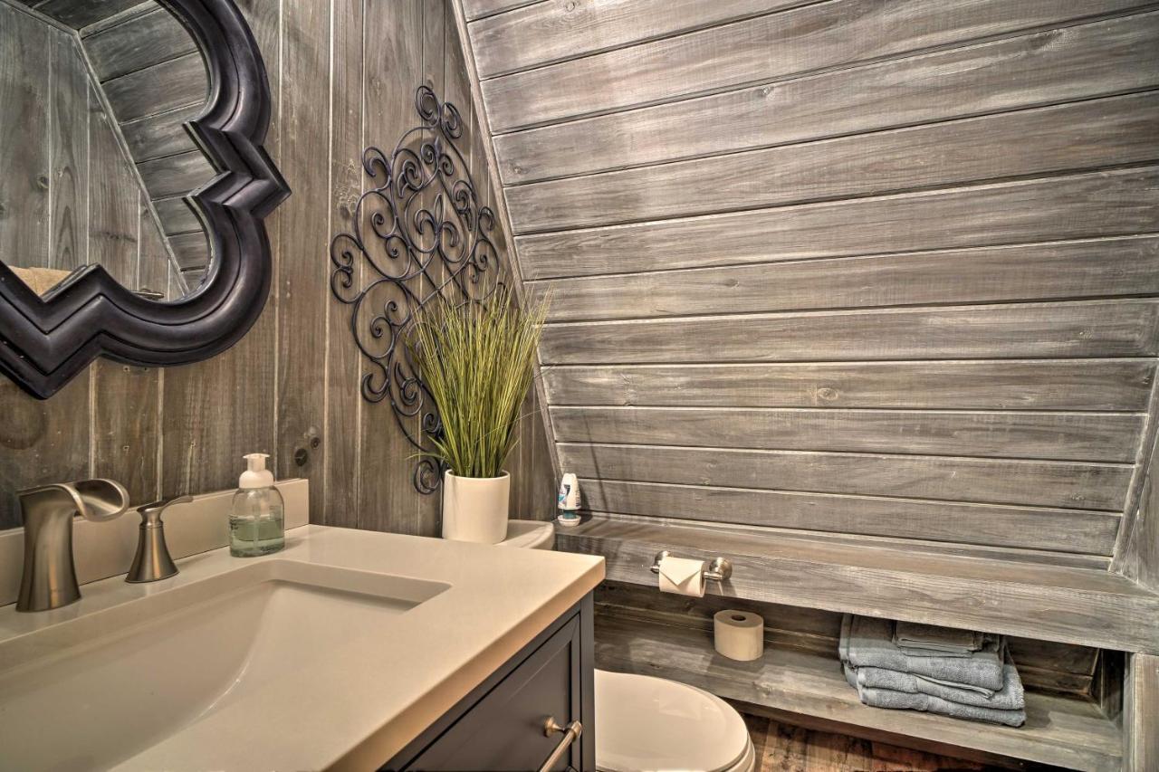 Snuggle Inn In The Heart Of Chalet Village! Gatlinburg Bagian luar foto