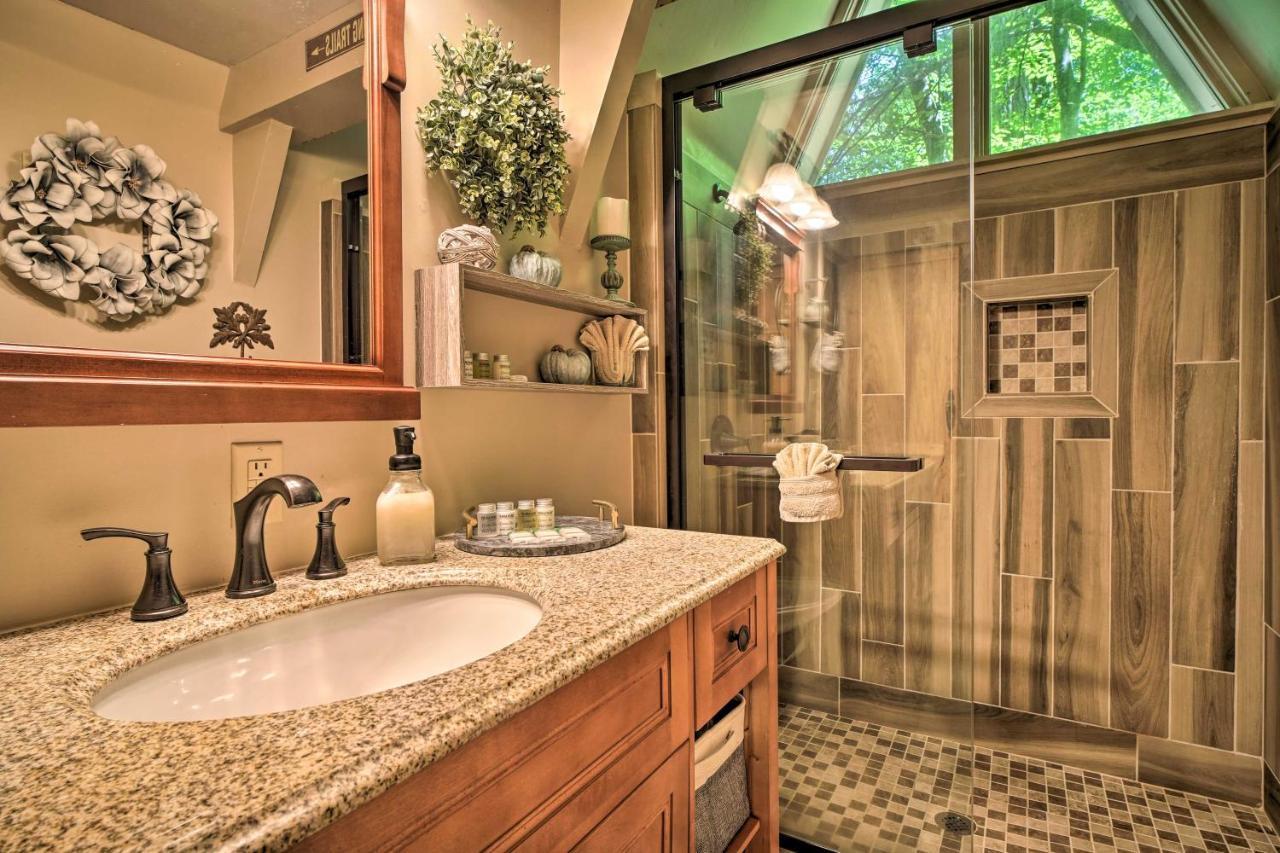 Snuggle Inn In The Heart Of Chalet Village! Gatlinburg Bagian luar foto